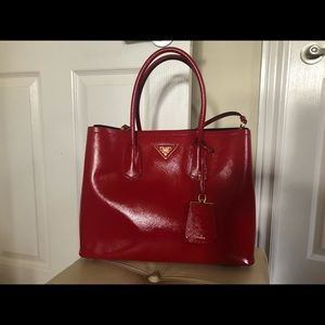 💖Prada saffiano patent tote💖